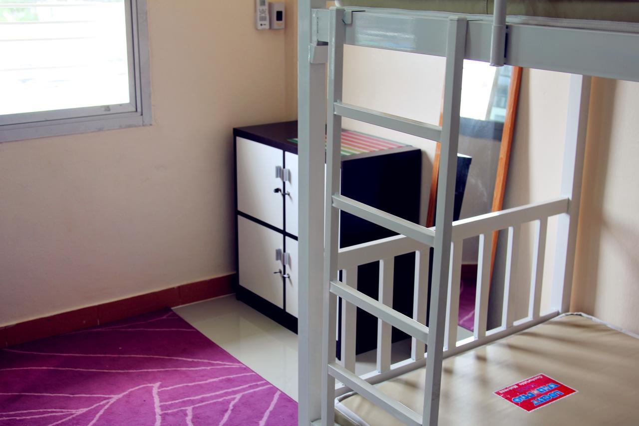 Small Elephant Hostel Бангкок Экстерьер фото