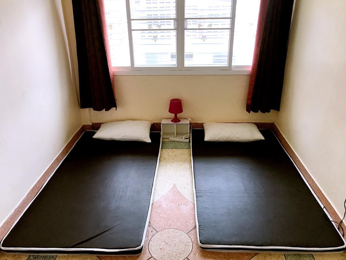 Small Elephant Hostel Бангкок Экстерьер фото
