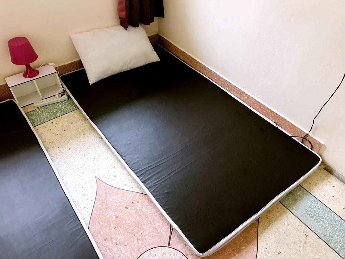 Small Elephant Hostel Бангкок Экстерьер фото